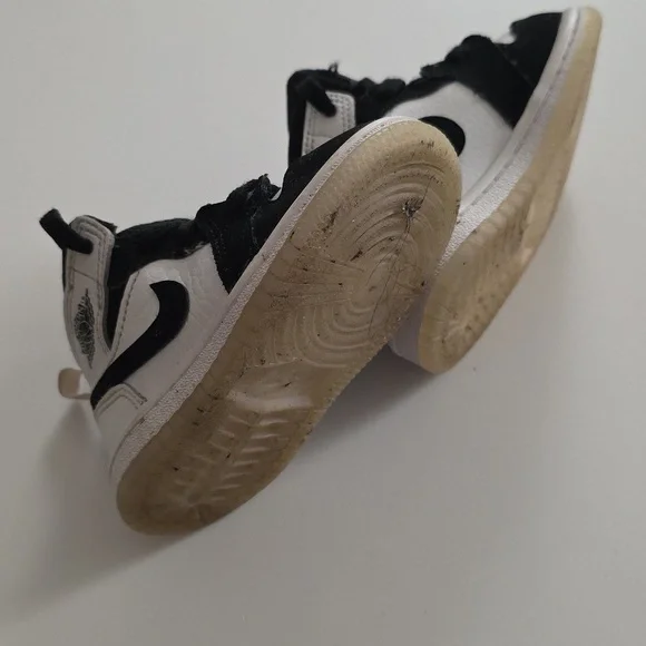 Jordan 1 Mid SE Toddler Black and White Sneakers - Picture 7 of 7